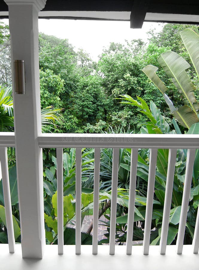 Vue de jardin de balcon de maison tropicale photographie stock Vue de jardin de balcon de maison tropicale photographie stock