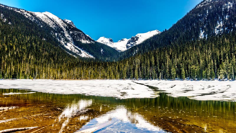 Vue de Joffre Lake inférieur encore en partie congelé dans la chaîne de montagne de côte images libres de droits Vue de Joffre Lake inférieur encore en partie congelé dans la chaîne de montagne de côte images libres de droits