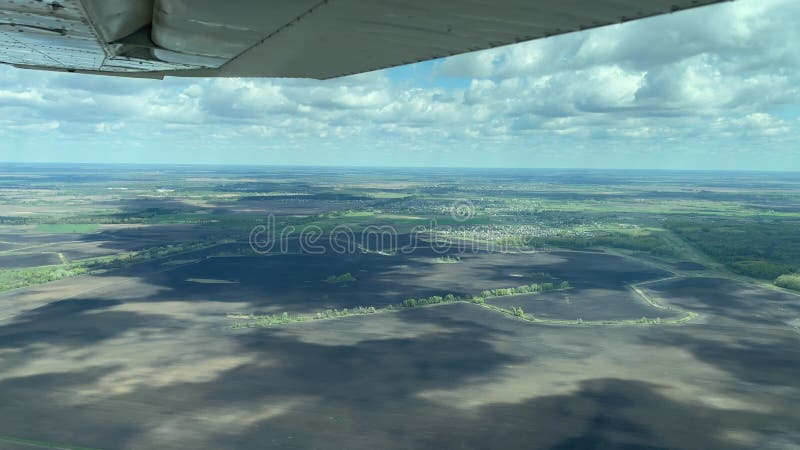 Vue de 4k de petit avion du côté de l'aile sur les nuages et l'atterrissage