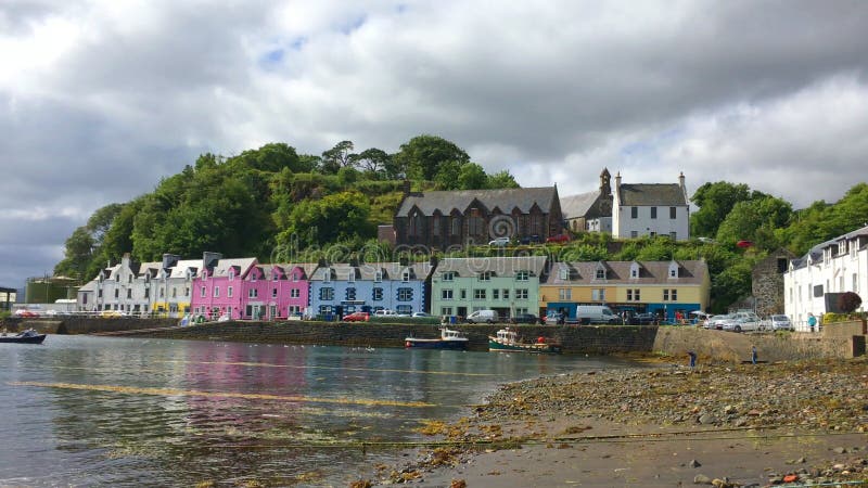Vue de 4K UltraHD, bâtiments colorés dans Portree, île de Skye banque de vidéos