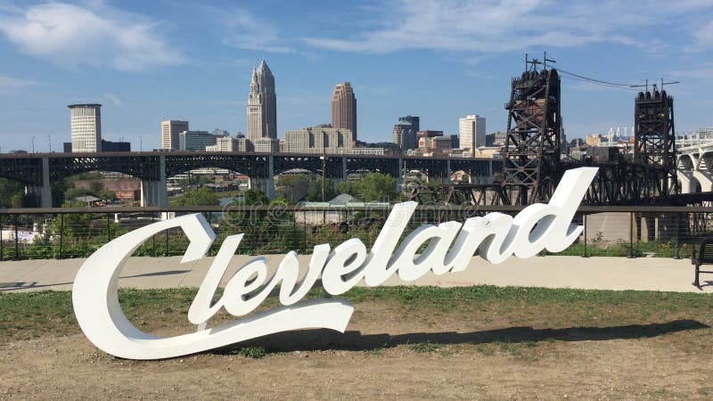 Vue de 4K UltraHD du lettrage de Cleveland devant l'horizon banque de vidéos