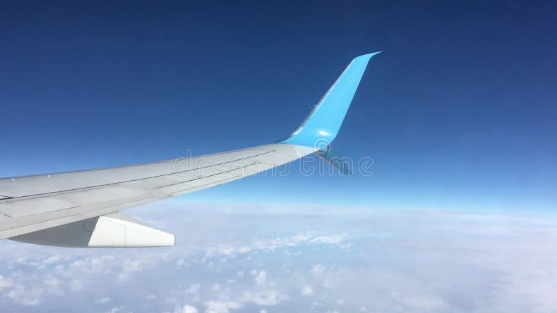 Vue de l'aile d'avion supersonique du passager depuis l'avion en mouvement haut dans le ciel