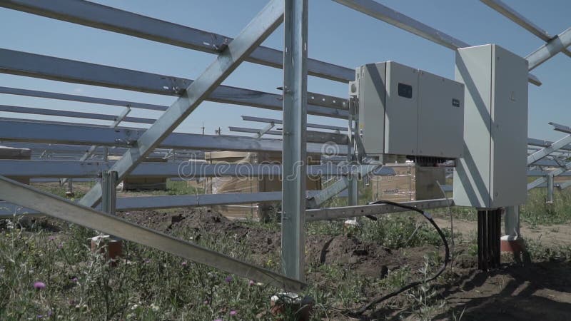 Vue de l'arrière du bâti de montage du panneau solaire avec le panneau de commande banque de vidéos