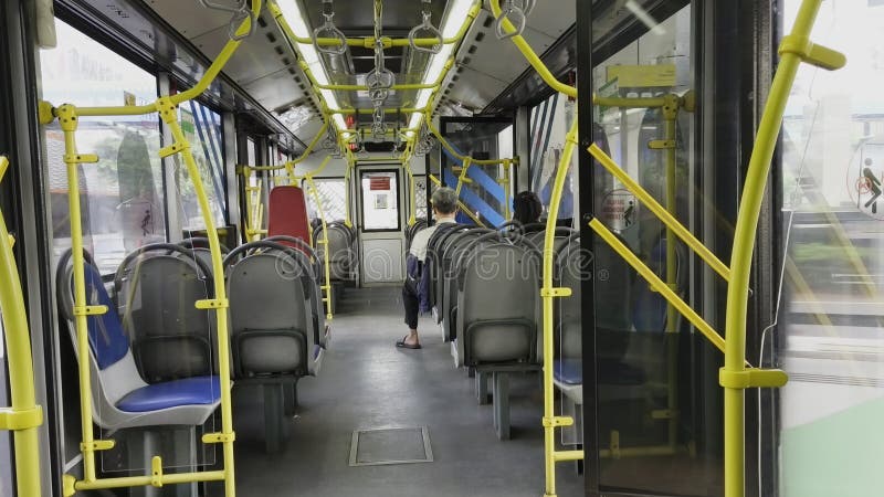 Vue de l'intérieur des gens assis dans un bus de transport public pendant la journée du Ramadan Indonésie banque de vidéos