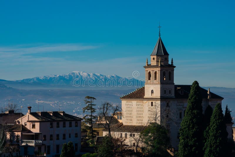 Vue de l'église de Santa Maria de la Alhambra des jardins de Generalife photographie stock libre de droits Vue de l'église de Santa Maria de la Alhambra des jardins de Generalife photographie stock libre de droits