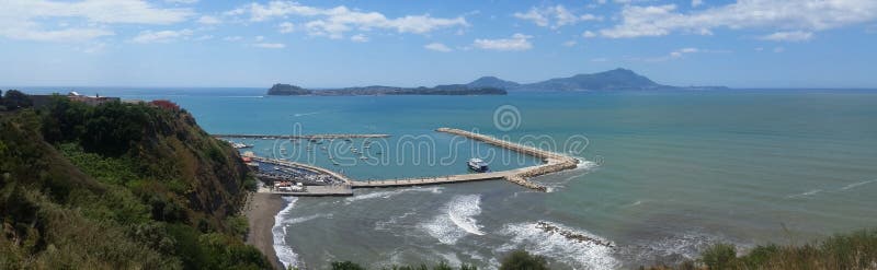 Vue de l'île de Procida et d'ischions et du port de Monte di Procida image stock Vue de l'île de Procida et d'ischions et du port de Monte di Procida image stock
