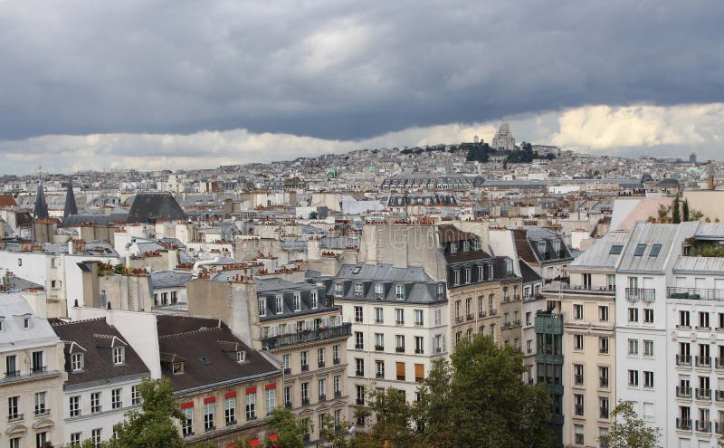 Vue de la basilique du Sacre Coeur un jour nuageux Montmartre, Paris, France images stock Vue de la basilique du Sacre Coeur un jour nuageux Montmartre, Paris, France images stock