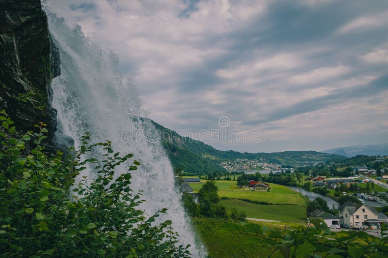 Vue de la cascade steinsdalsfossen dans une vallée émergeant de la forêt de la région de bergen photographie stock