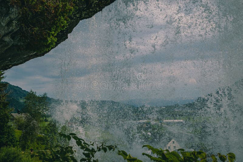 Vue de la cascade steinsdalsfossen dans une vallée émergeant de la forêt de la région de bergen images stock