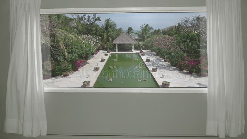 Vue de la chambre d'hôtel de calmer la station de vacances tropicale avec le jardin et la piscine Plat de fond, fond visuel princ