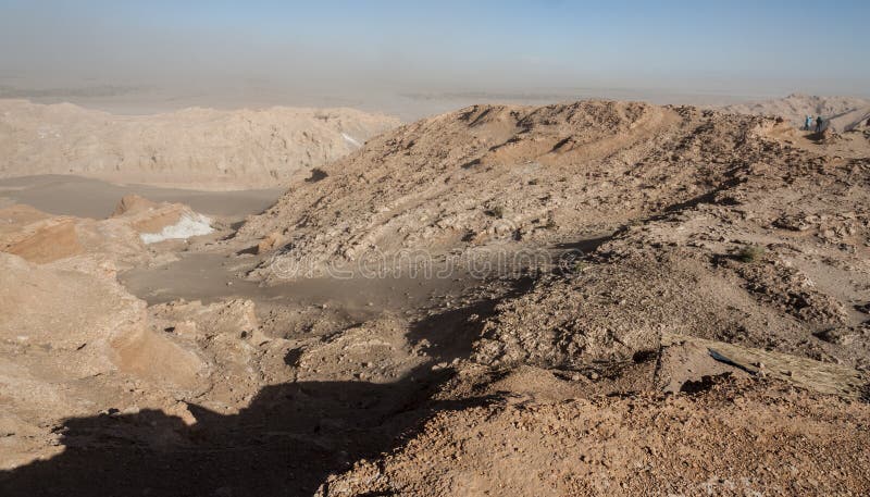 Vue de la Cordillère de la Sal, sel blanc émergeant des roches, montagnes salines dans le désert d'Atacama, les Andes - Chili photos libres de droits Vue de la Cordillère de la Sal, sel blanc émergeant des roches, montagnes salines dans le désert d'Atacama, les Andes - Chili photos libres de droits