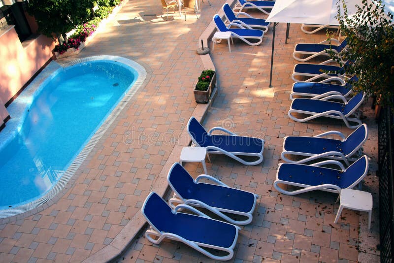 Vue de la cour de l'hôtel avec une piscine
