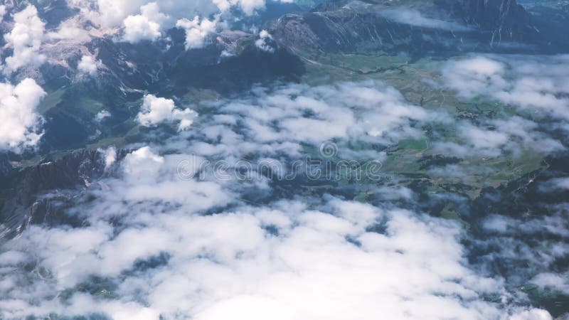 Vue de la fenêtre sur les nuages stratus et le sol à partir d'une altitude de vol d'avion. beau temps. mouvement lent. été banque de vidéos