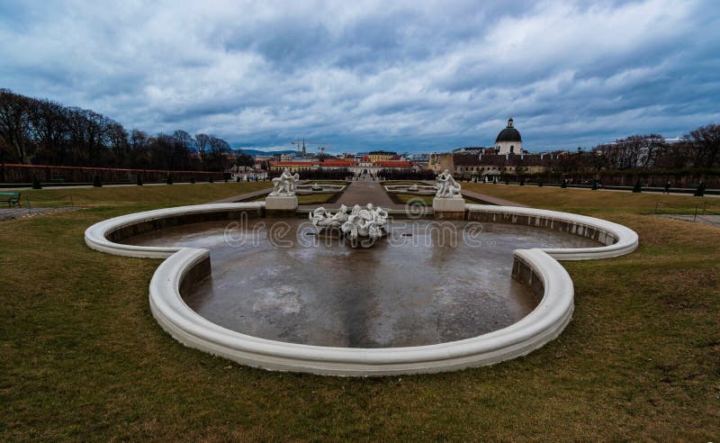 Vue de la fontaine de jardin du palais du belvédère à Vienne, Autriche avec un ciel nuageux à l'arrière-plan image stock