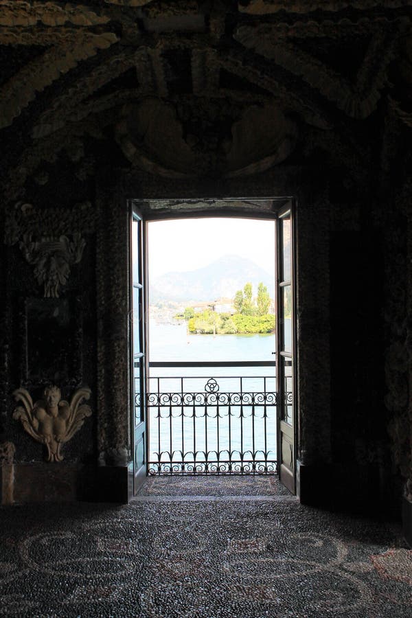 Vue de la grande fenêtre du palais sur le lac Maggiore Italie photos stock Vue de la grande fenêtre du palais sur le lac Maggiore Italie photos stock