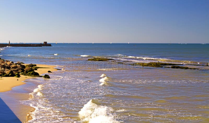 Vue de la mer Méditerranée et le littoral avec des pierres de Tel Aviv image stock Vue de la mer Méditerranée et le littoral avec des pierres de Tel Aviv image stock