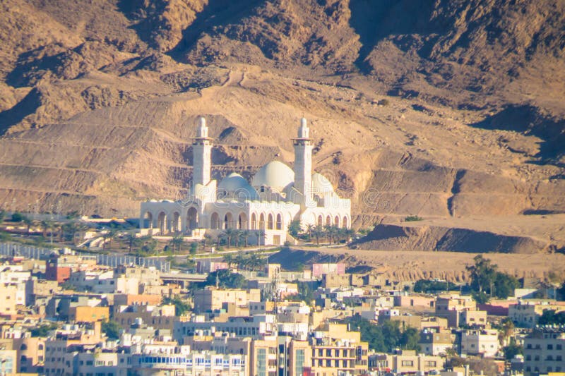 Vue de la mosquée de Shaikh Zayed et de la ville d'Aqaba, Jordanie photos libres de droits Vue de la mosquée de Shaikh Zayed et de la ville d'Aqaba, Jordanie photos libres de droits