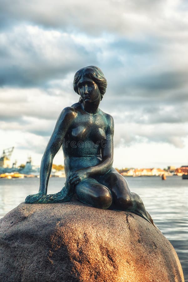 Vue de la petite statue de sirène à Copenhague Danemark photo stock Vue de la petite statue de sirène à Copenhague Danemark photo stock
