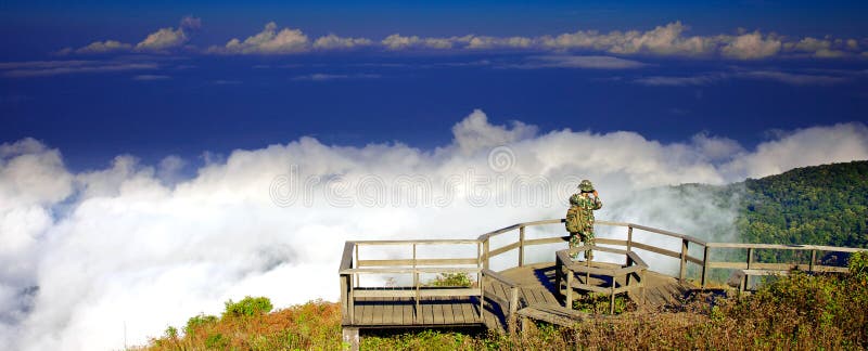 Vue de la plus haute montagne en Thaïlande en parc national de Doi Inthanon image stock Vue de la plus haute montagne en Thaïlande en parc national de Doi Inthanon image stock