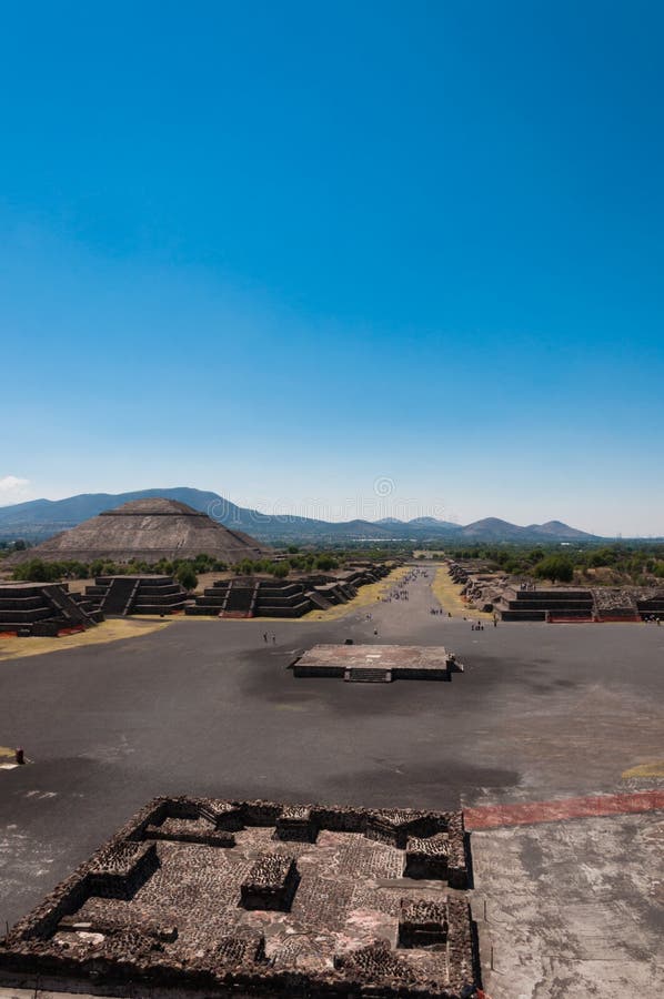 Vue de la pyramide de la lune dans Teotihuacan photographie stock libre de droits Vue de la pyramide de la lune dans Teotihuacan photographie stock libre de droits