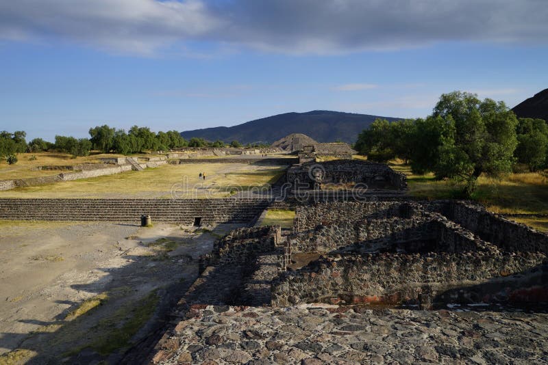 Vue de la pyramide de la lune d'une des pyramides plus petites, Teotihuacan, Mexique photo stock Vue de la pyramide de la lune d'une des pyramides plus petites, Teotihuacan, Mexique photo stock