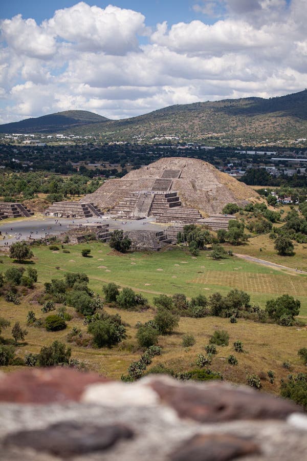 Vue de la pyramide de la lune à teotihuacan près de mexico city l'ancienne ville aztek et mayan et capitale du mexique préhispanique