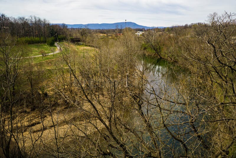 Vue de la rivière de Roanoke et du Greenway de rivière de Roanoke photo stock Vue de la rivière de Roanoke et du Greenway de rivière de Roanoke photo stock