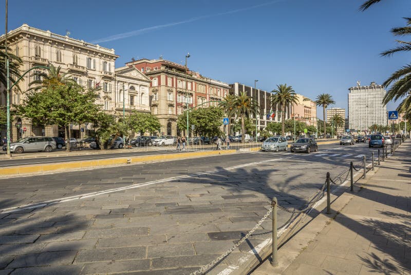 Vue de la rue principale par l'intermédiaire de Roma Bâtiments élégants et historiques de par l'intermédiaire de Roma sur le bord photographie stock Vue de la rue principale par l'intermédiaire de Roma Bâtiments élégants et historiques de par l'intermédiaire de Roma sur le bord photographie stock
