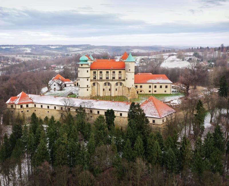 Vue de la taille du château dans Nowy Wisnicz en hiver, Pologne photographie stock Vue de la taille du château dans Nowy Wisnicz en hiver, Pologne photographie stock