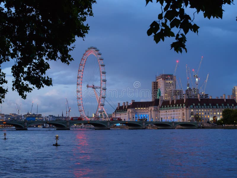 Vue de la Tamise avec le pont de Westminster, l'oeil de Londres et les bâtiments architecturaux de la banque du sud au crépuscule images libres de droits Vue de la Tamise avec le pont de Westminster, l'oeil de Londres et les bâtiments architecturaux de la banque du sud au crépuscule images libres de droits