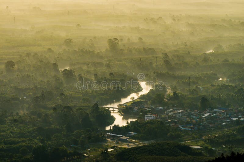 Vue de la Thaïlande du soleil de matin de photo de montagne sur le dessus de la colline avec de beaux couchers du soleil Nakhon S photos stock Vue de la Thaïlande du soleil de matin de photo de montagne sur le dessus de la colline avec de beaux couchers du soleil Nakhon S photos stock