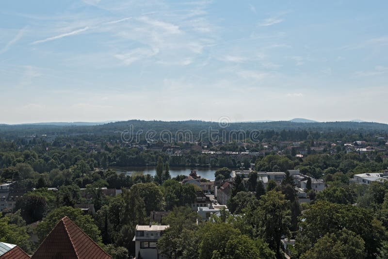 Vue de la tour Hochzeitsturm de mariage au-dessus du Woog plus brut et de Darmstadt oriental images libres de droits Vue de la tour Hochzeitsturm de mariage au-dessus du Woog plus brut et de Darmstadt oriental images libres de droits