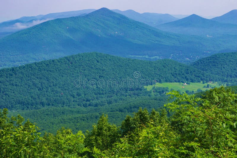 Vue de la vallée bleue de crique de Ridge Mountains et d'oie. Vue de vallée de crique d'oie et de Ridge Mountains bleu de Ridge Parkway bleu situé dans Bedford County, la Virginie, Etats-Unis