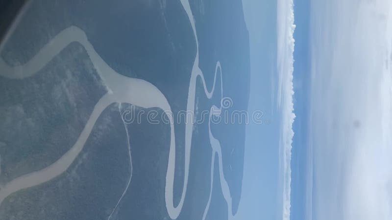 Vue de la vallée de la rivière depuis un avion volant au-dessus des nuages dans le ciel. vidéo verticale de beau paysage de l'avio clips vidéos