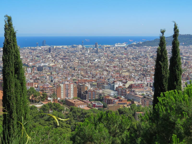 Vue de la ville Barselona de la plate-forme d'observation en parc Guell image libre de droits Vue de la ville Barselona de la plate-forme d'observation en parc Guell image libre de droits