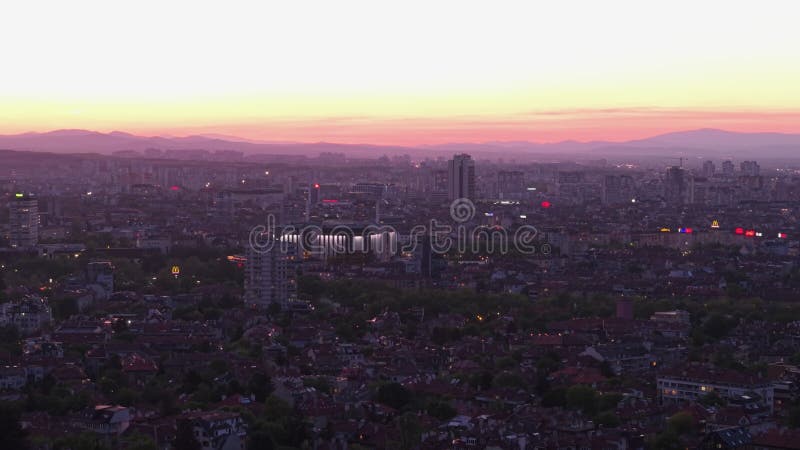 Vue de la ville de Sofia au crépuscule avec le parc et les bâtiments banque de vidéos