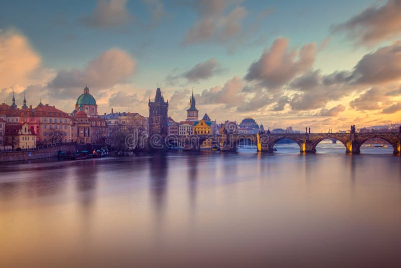 Vue de la ville sur le pont Charles en longue exposition avec un ciel magnifique, Prague photographie stock Vue de la ville sur le pont Charles en longue exposition avec un ciel magnifique, Prague photographie stock