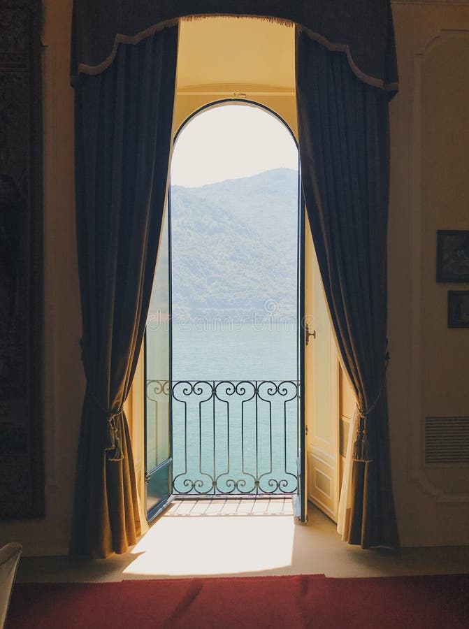 Vue de lac Como de fenêtre en Villa del Balbianello photo libre de droits Vue de lac Como de fenêtre en Villa del Balbianello photo libre de droits