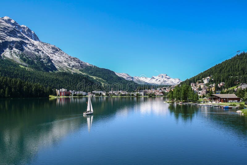 Vue de lac saint Moritz avec le petit bateau image libre de droits