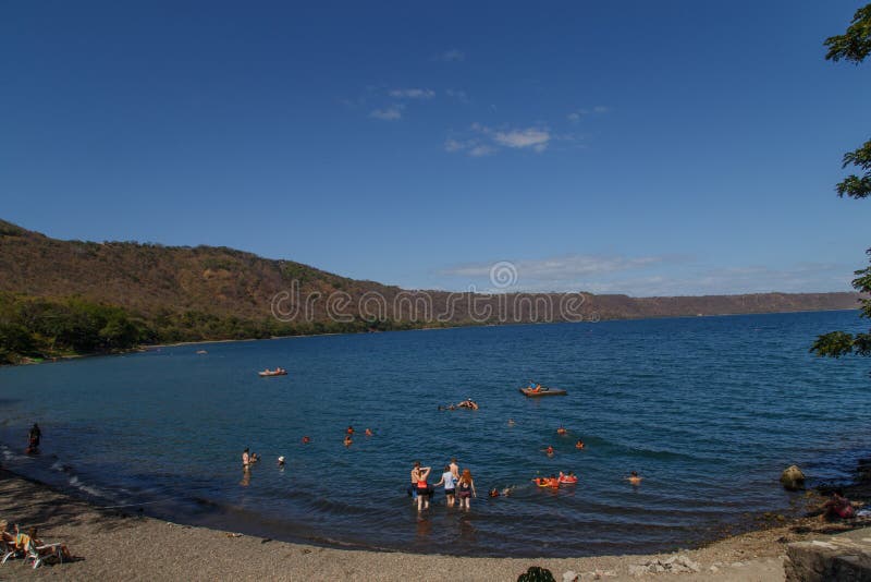 Vue de lagune d'Apoyo avec des personnes sur la récréation dans le jour ensoleillé de Masaya, Nicaragua photographie stock Vue de lagune d'Apoyo avec des personnes sur la récréation dans le jour ensoleillé de Masaya, Nicaragua photographie stock