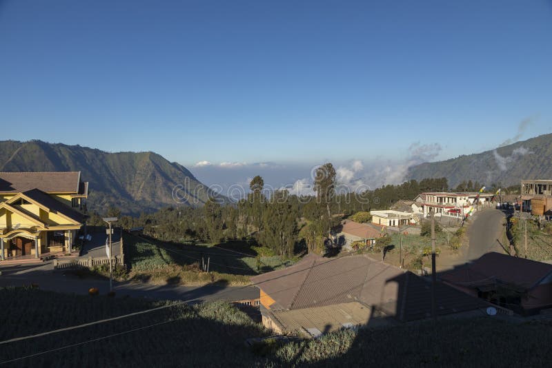 Vue de lawang cemoro au coucher du soleil Indonésie. Vue de lawang cemoro au coucher du soleil à l'est à la montagne d'argapura près du volcan bromo et le massif du tengger en Indonésie Java-Orientale