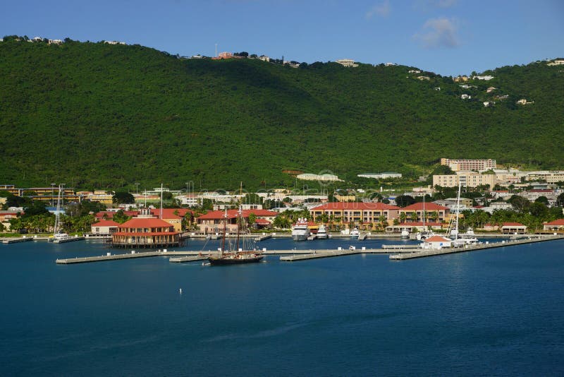 Vue de longue baie, Charlotte Amalie, St Thomas avec les yachts accouplés dans un jour ensoleillé lumineux image libre de droits Vue de longue baie, Charlotte Amalie, St Thomas avec les yachts accouplés dans un jour ensoleillé lumineux image libre de droits