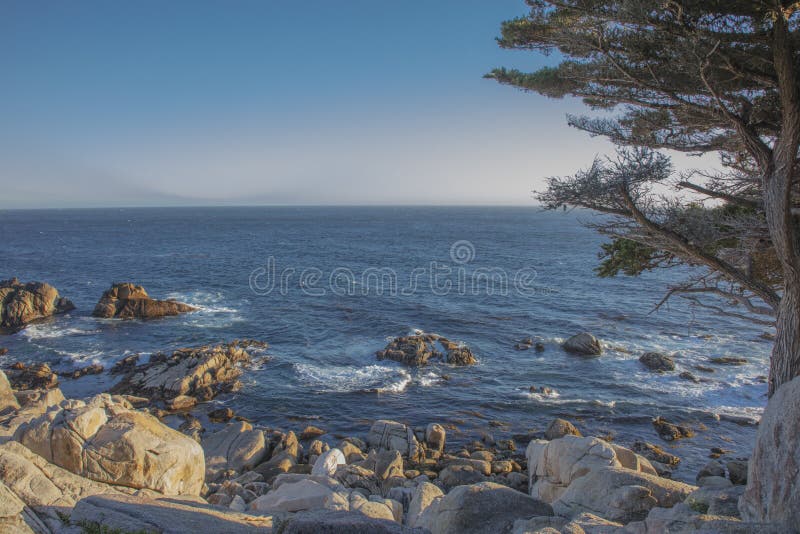 Vue de mer de point de Pescadero le long de la commande la Californie de 17 milles photo stock Vue de mer de point de Pescadero le long de la commande la Californie de 17 milles photo stock