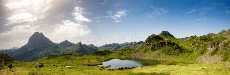 Vue de montagne le ` Ossau de Pic du Midi d dans les Pyrénées français images stock Vue de montagne le ` Ossau de Pic du Midi d dans les Pyrénées français images stock