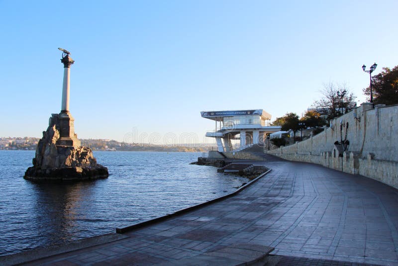 Vue de monument aux bateaux submerg?s ? S?bastopol photographie stock Vue de monument aux bateaux submerg?s ? S?bastopol photographie stock