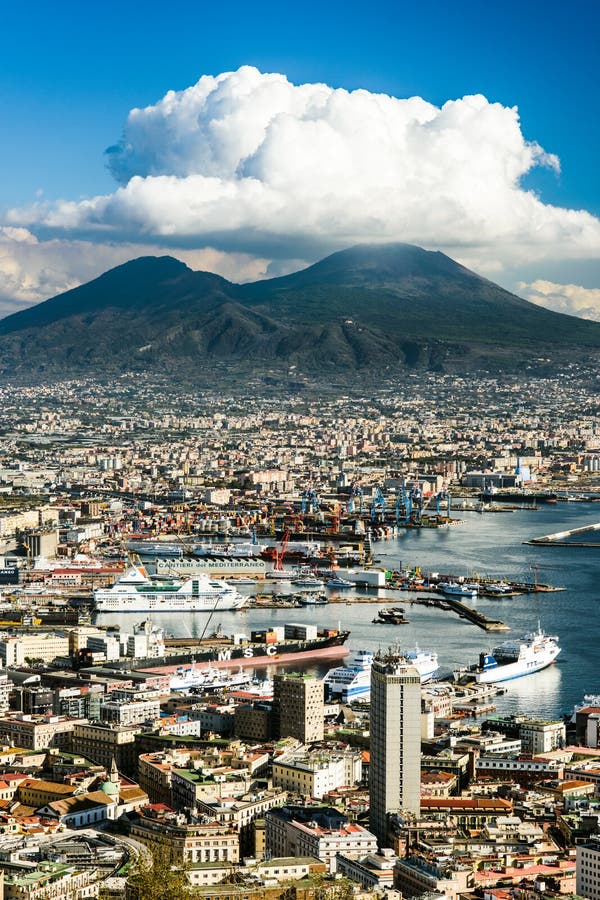 Vue de Naples avec le volcan du Vésuve, Campanie, Italie photo libre de droits Vue de Naples avec le volcan du Vésuve, Campanie, Italie photo libre de droits