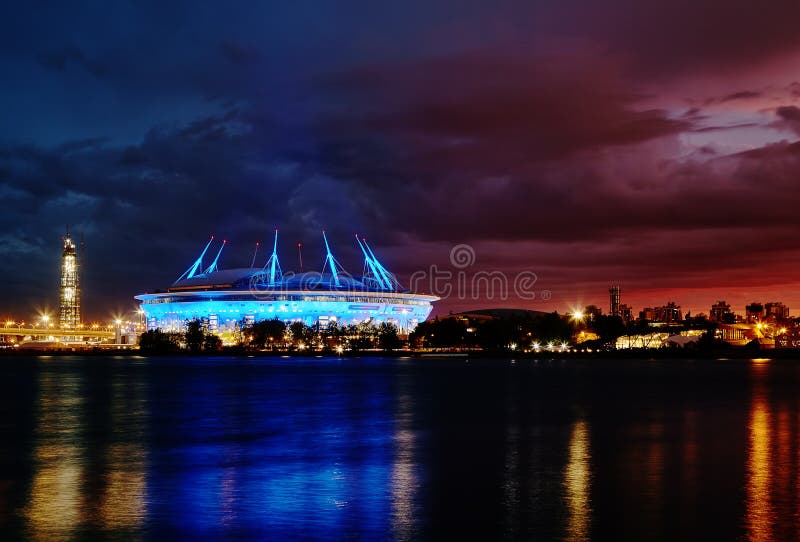 Vue de Neva Bay et de la Zénith-arène la nuit, St Petersbourg image libre de droits Vue de Neva Bay et de la Zénith-arène la nuit, St Petersbourg image libre de droits