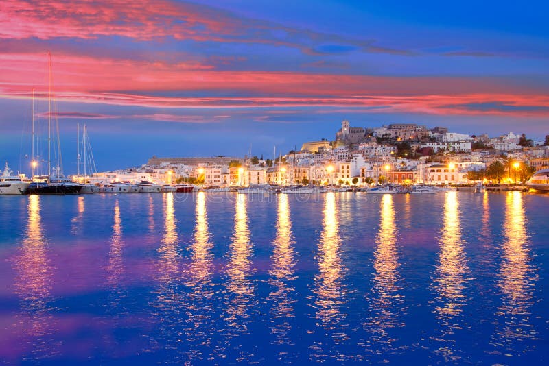 Vue de nuit d'île d'Ibiza de ville d'Eivissa