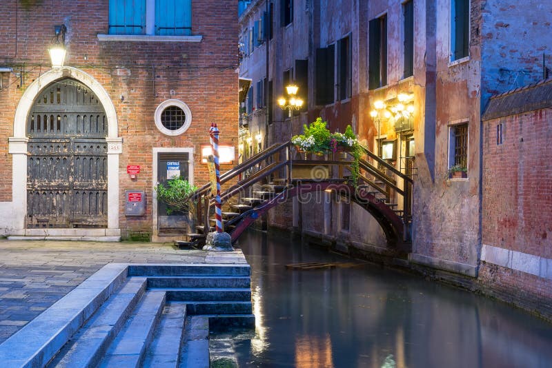 Vue de nuit de canal à Venise photos libres de droits Vue de nuit de canal à Venise photos libres de droits