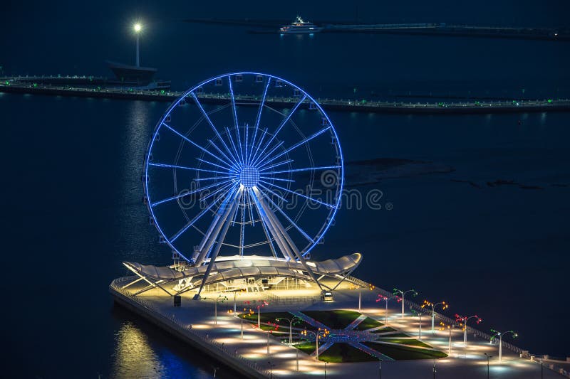 Vue de nuit de la ville de Bakou image stock Vue de nuit de la ville de Bakou image stock